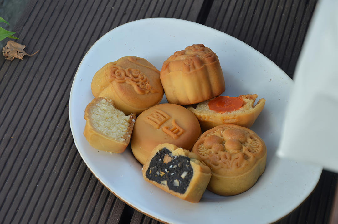 一口广月之小小蛋黄莲蓉月饼
