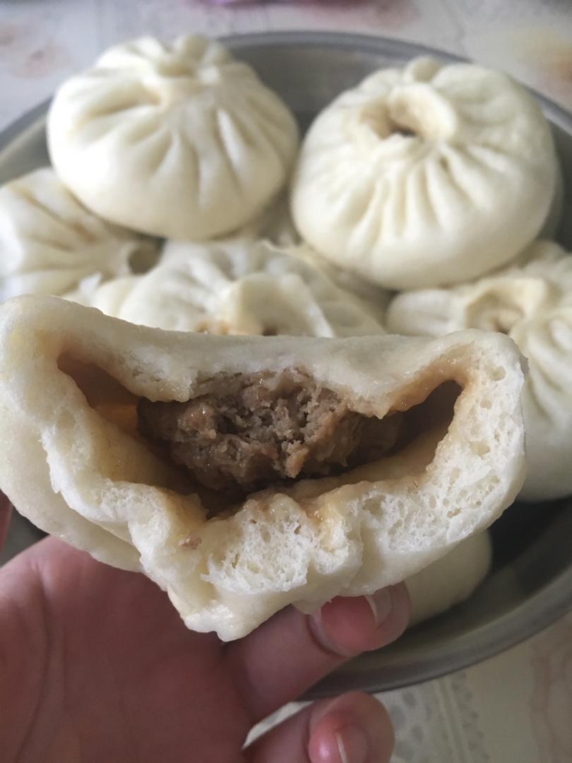 松软多汁的肉包子