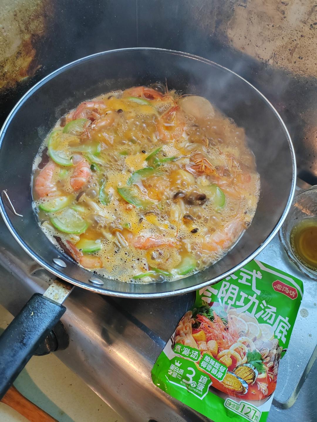 在家轻松复刻椰香酸辣的泰式海鲜冬阴功汤！