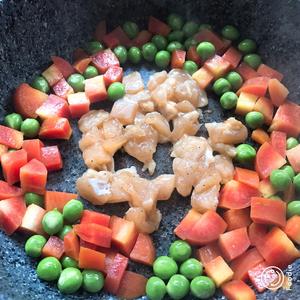 减肥版鸡胸肉糙米焖饭（附独家腌鸡胸方法）的做法 步骤5