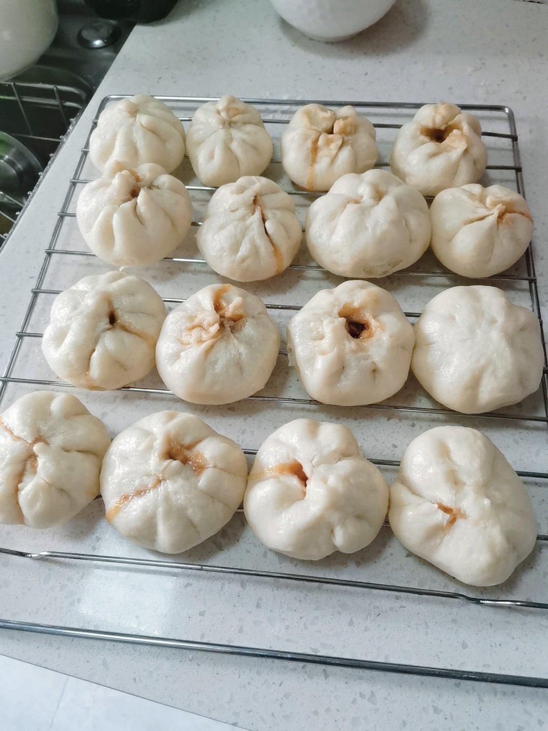 云朵般松软爆浆蜜汁叉烧包