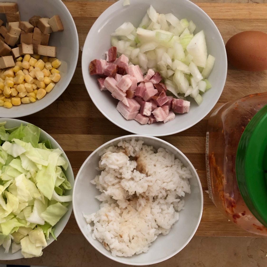超好吃的大杂烩辣白菜炒饭的做法 步骤1