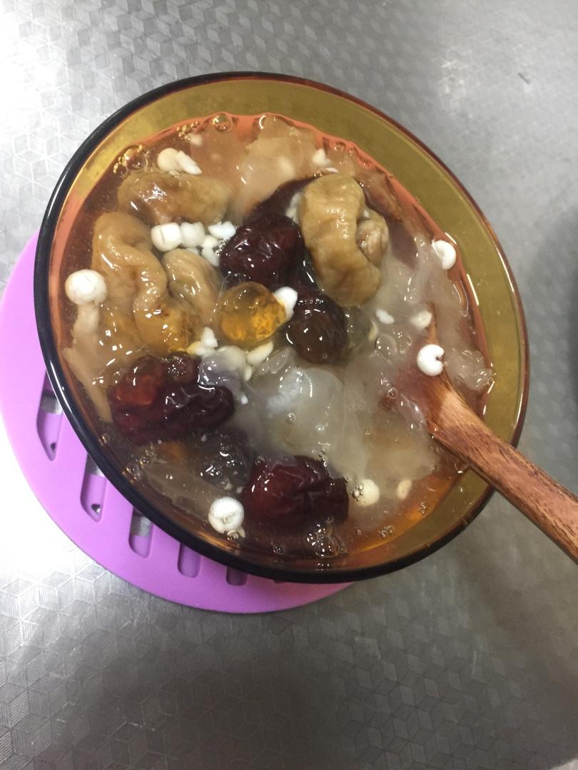 美容润肤 益气补血《桃胶皂角米百合银耳红枣羹》