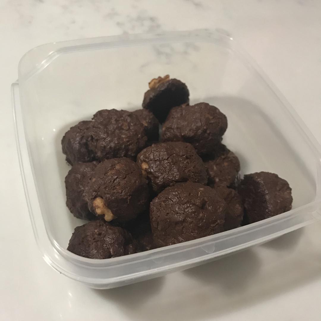 黑巧燕麦核桃球