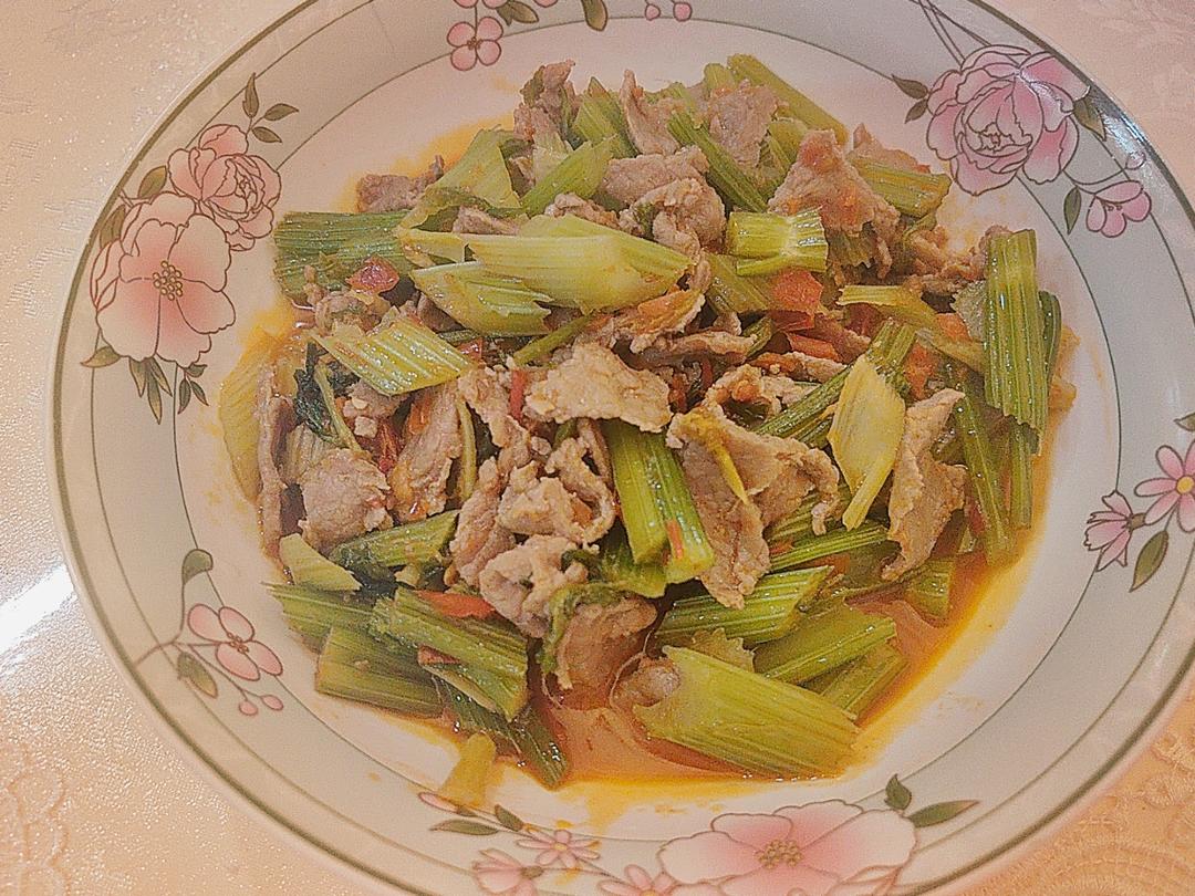 牛肉炒芹菜(不老不柴嫩滑多汁)