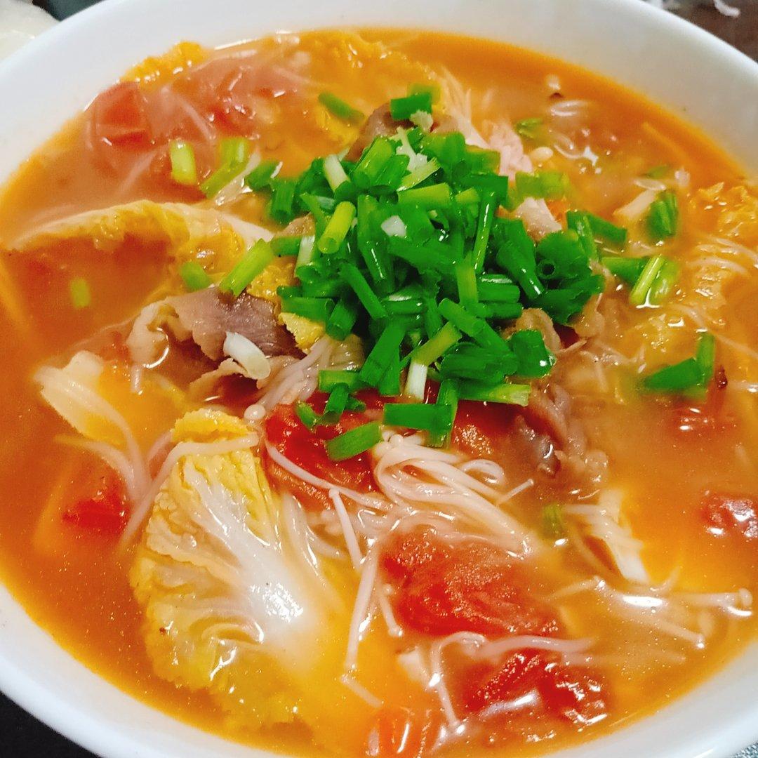 番茄金针菇肥牛锅 鲜到眉毛掉