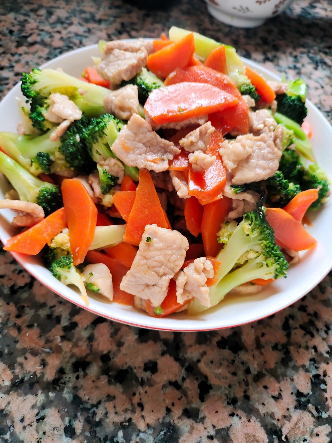 西兰花红萝卜炒肉