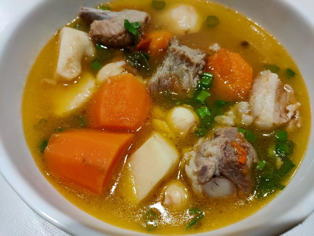 三步两小时——缤纷夏日香浓芋头胡萝卜排骨汤