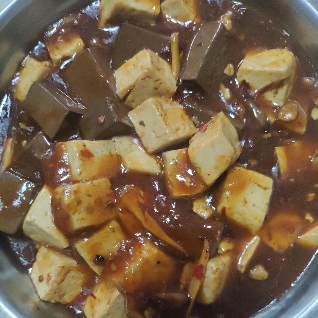 能吃三碗饭的红烧鸭血豆腐