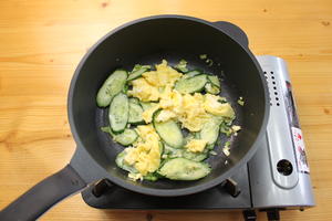 清肠胃健康菜--黄瓜炒鸡蛋的做法 步骤5