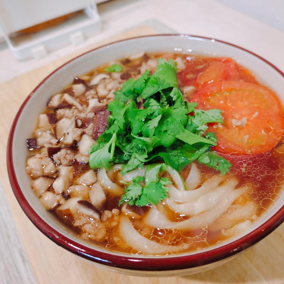 菌汤面条 看得见的香菇 尝得到的鲜美 这才是真正的菌汤