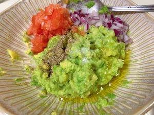 简易版Guacamole墨西哥牛油果沙拉的做法 步骤4
