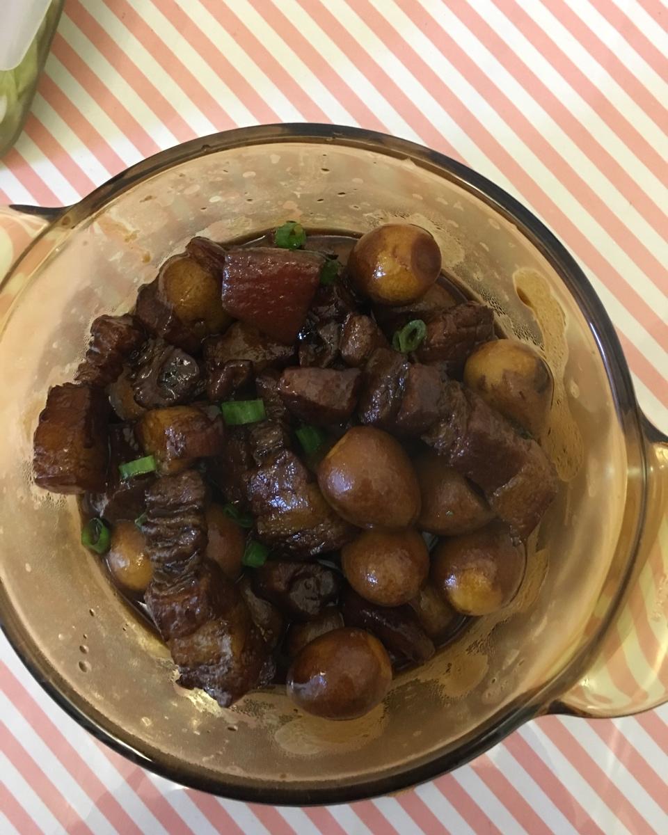 加了鹌鹑蛋后，这盘红烧肉，美味的逆天啦——鹌鹑蛋烧肉（孔瑶食谱）