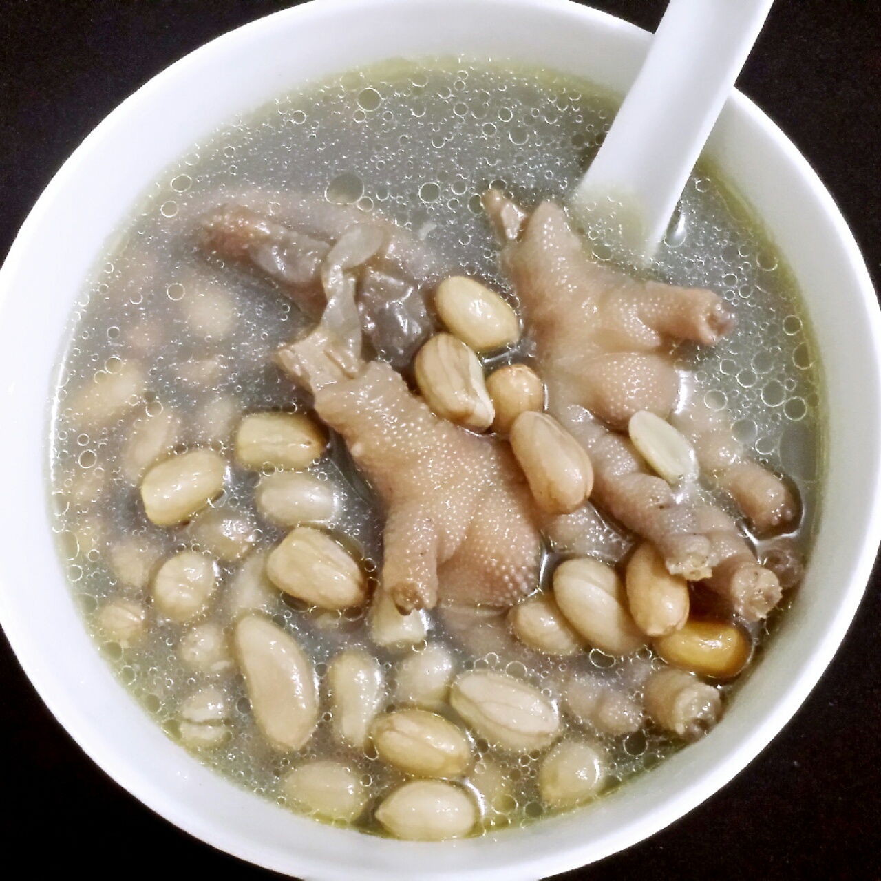 给胖胖老公做好吃的做的鸡脚花生汤