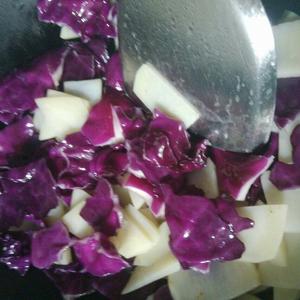 紫甘蓝炒土豆的做法 步骤2