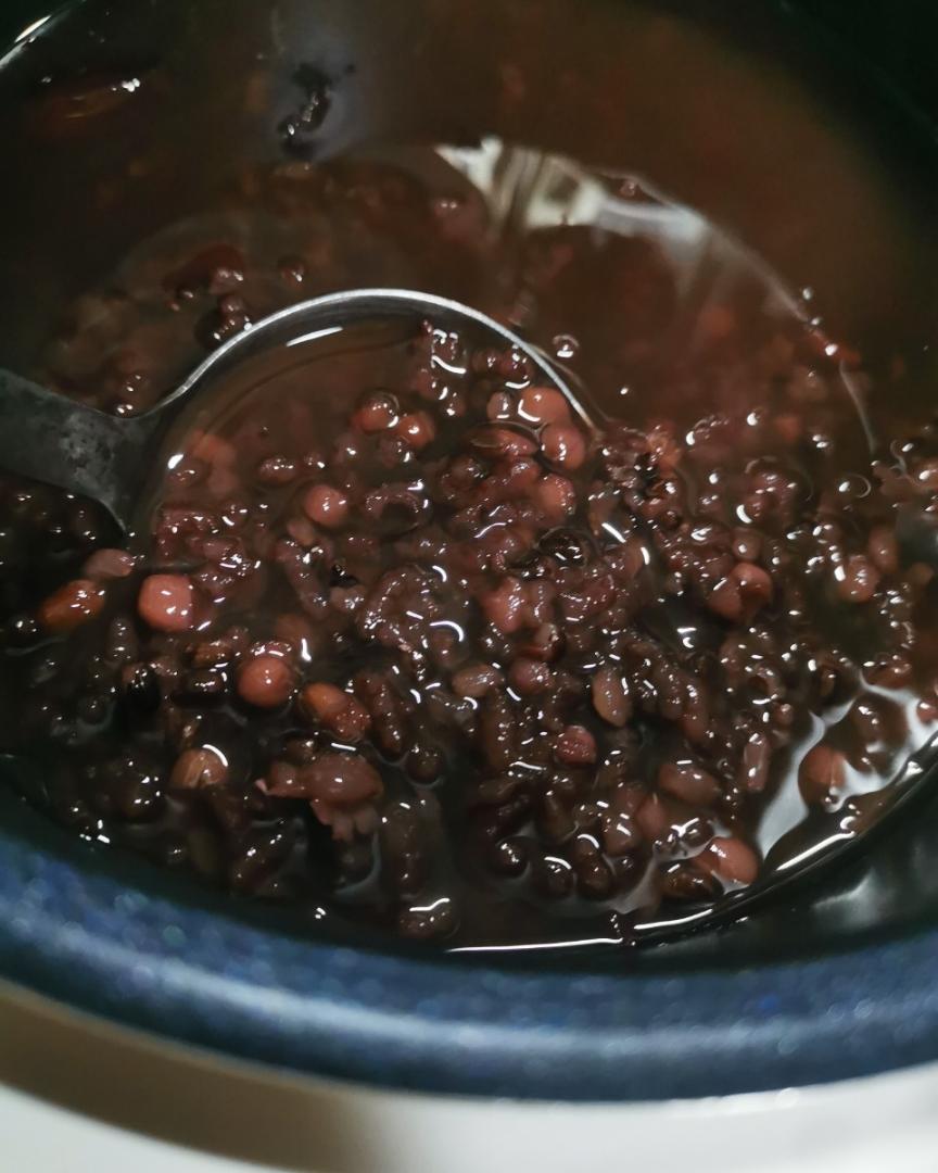 补气血 红豆红枣黑白米粥的做法