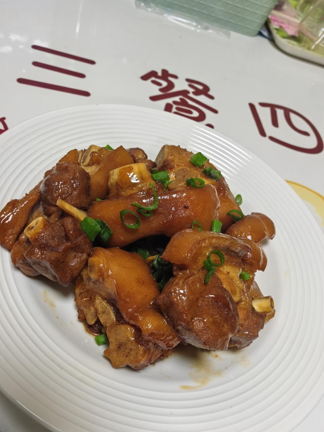 美味的家常菜：红烧猪蹄