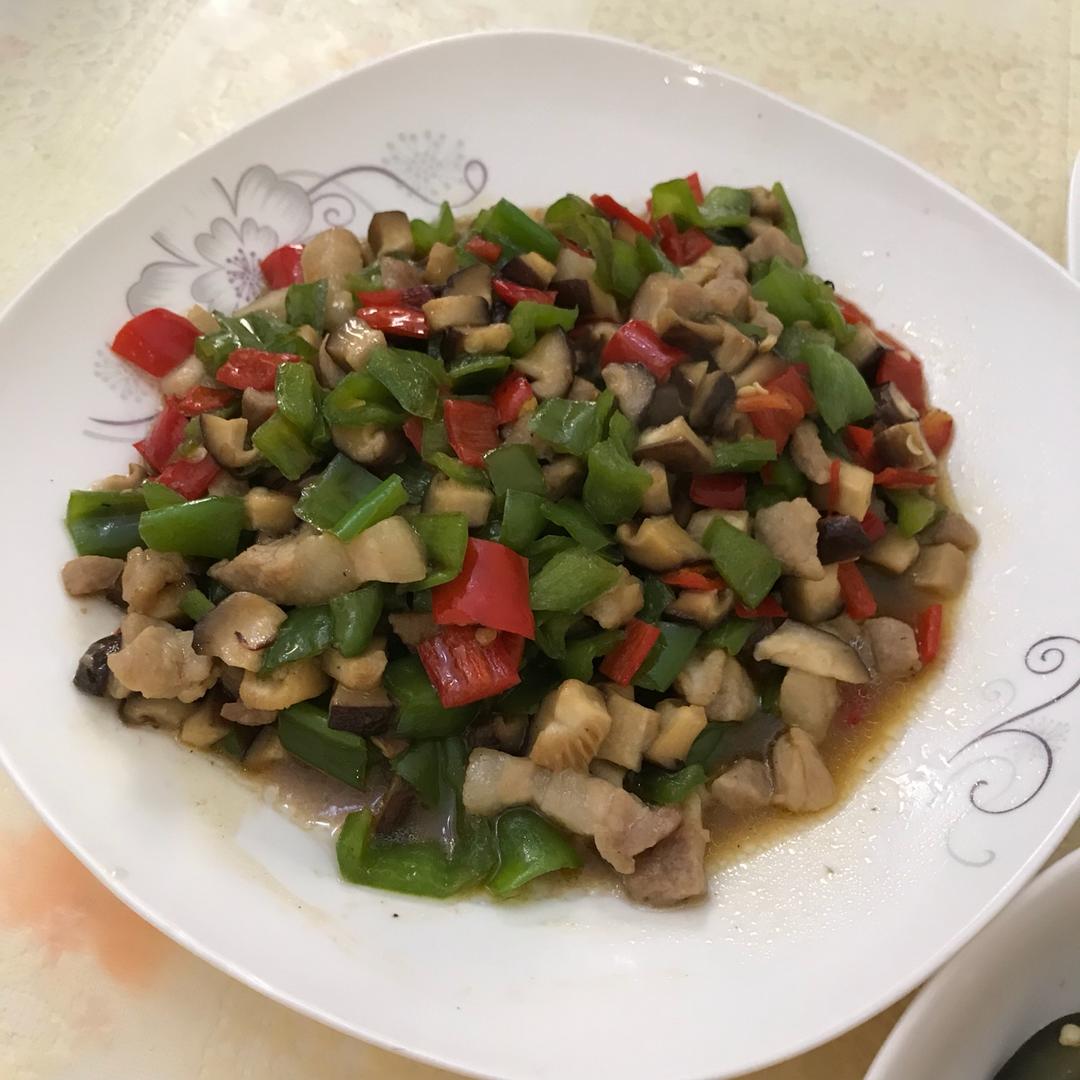 香菇丁辣椒炒肉