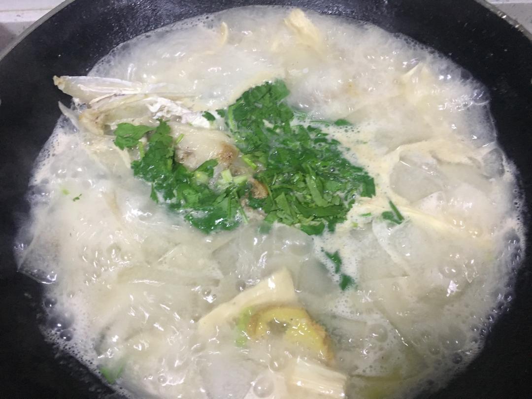 鱼头粉皮腐竹汤