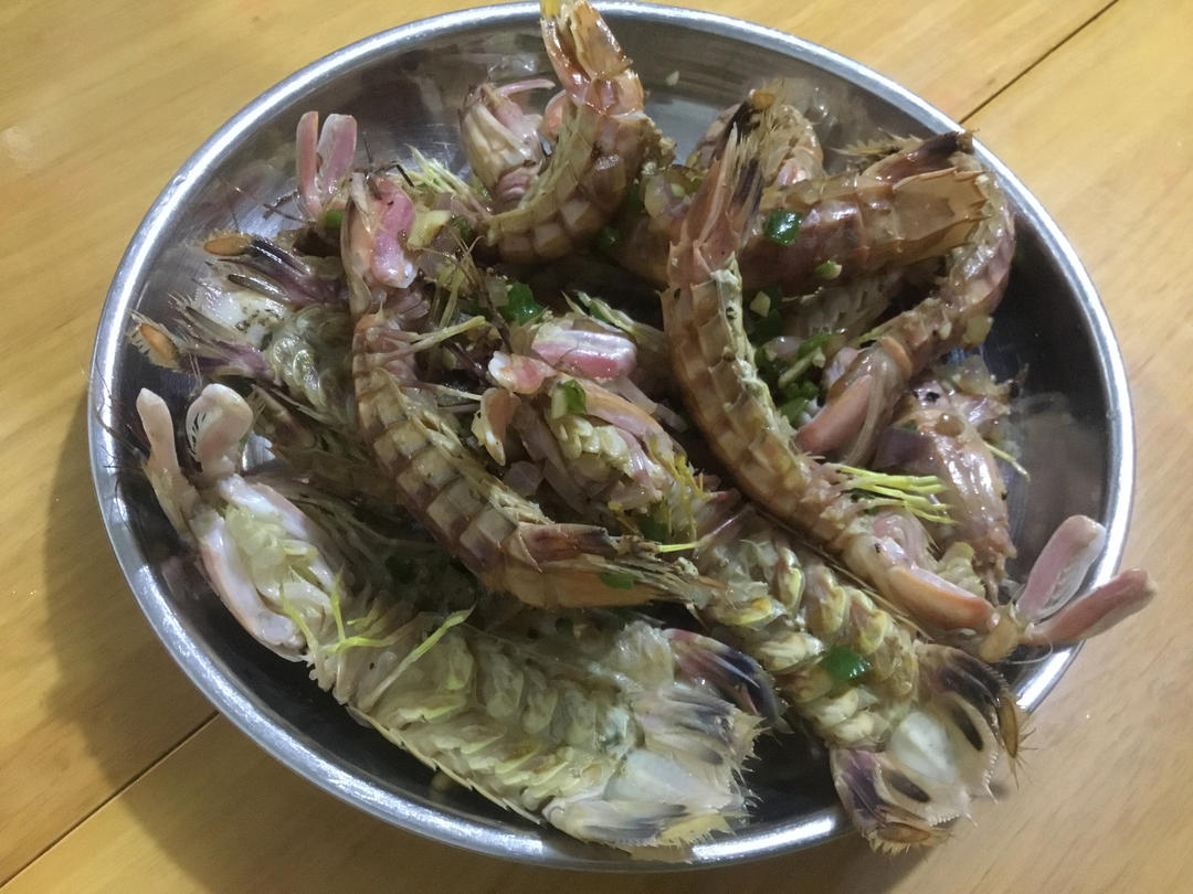 无油炸版的椒盐皮皮虾和巧拨虾壳的方法