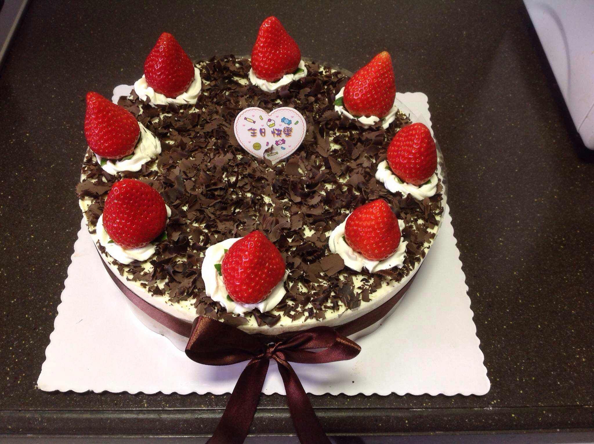 金色波浪做的草莓黑森林蛋糕