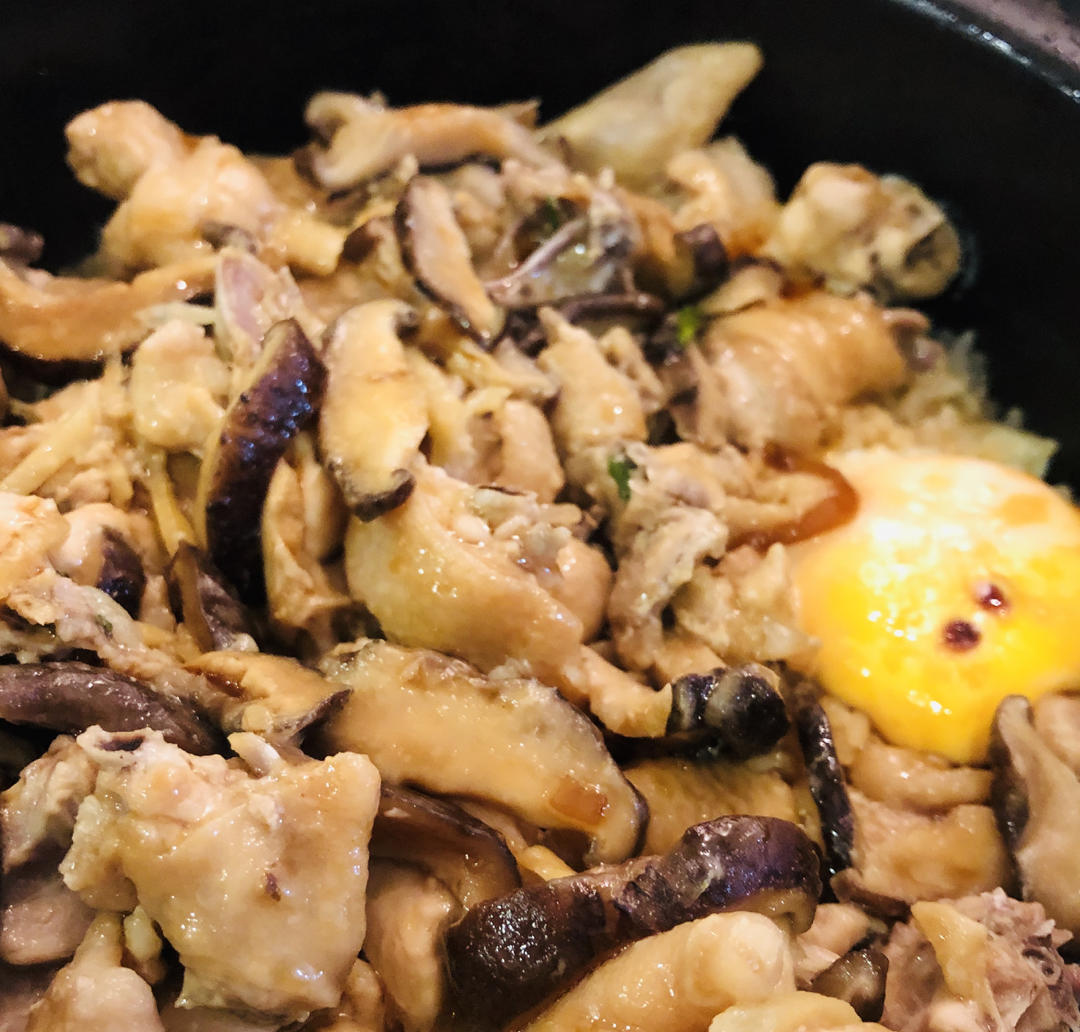 冬菇滑鸡煲仔饭，控制锅巴的生成，煲仔饭酱油的配制