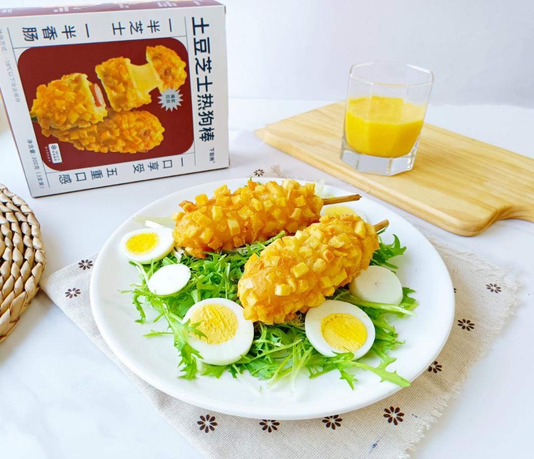 冬日精致快手下午茶（土豆芝士热狗棒沙拉 + 橙汁伏特加）