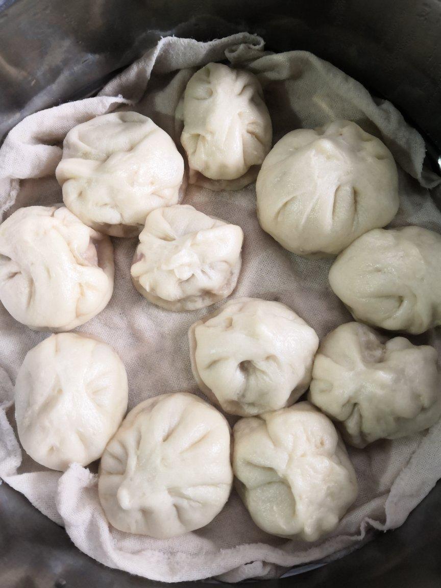 松软多汁的肉包子