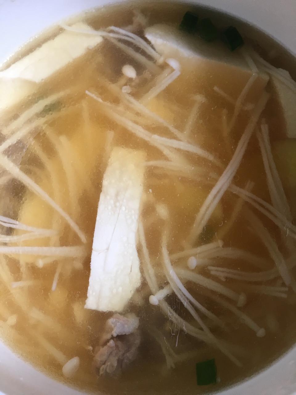 金针菇豆腐肉片汤