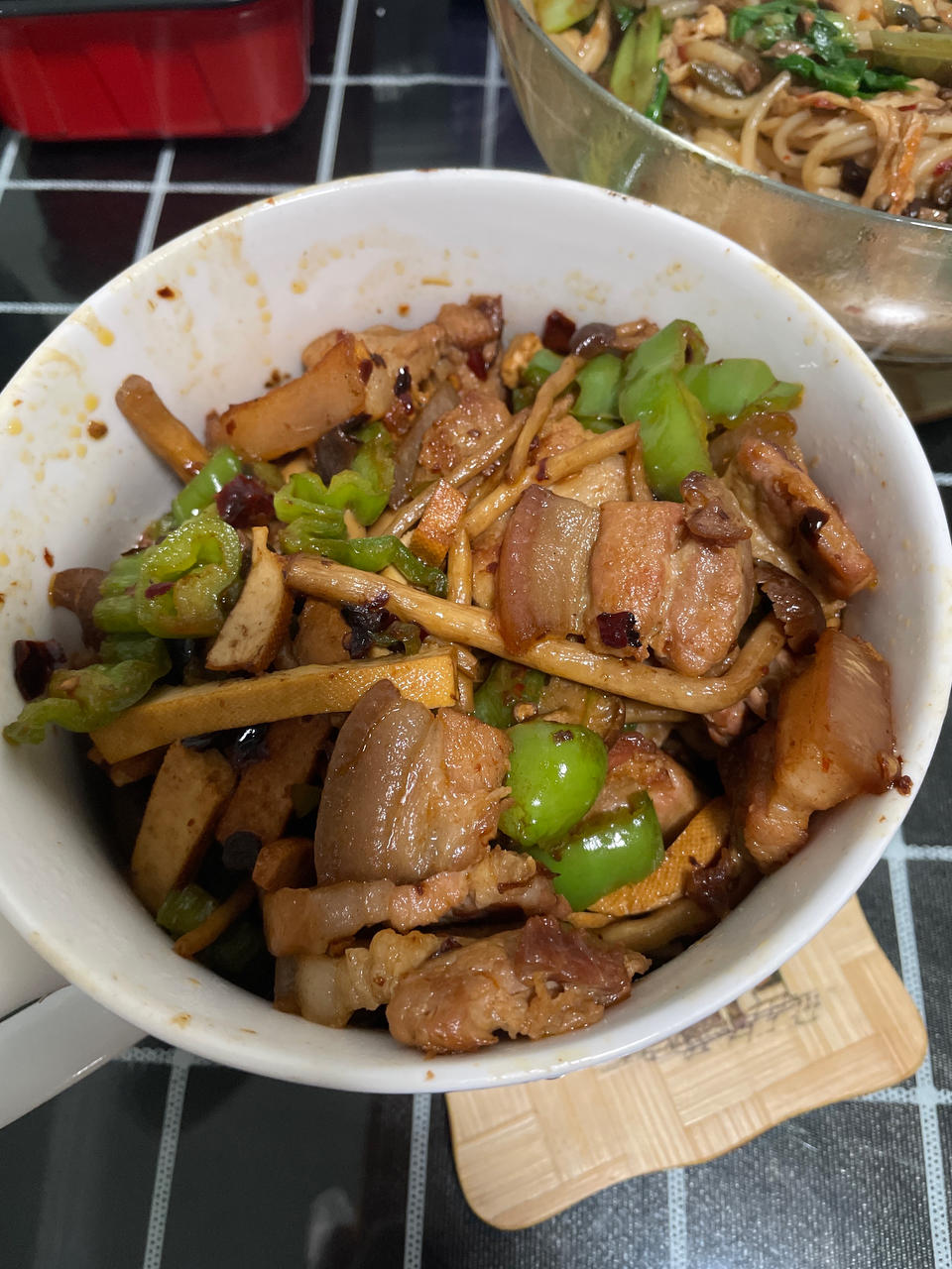 五花肉干锅茶树菇