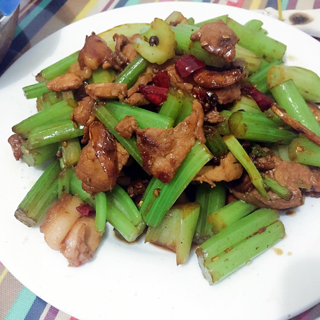 mis心灵手不巧做的芹菜炒肉