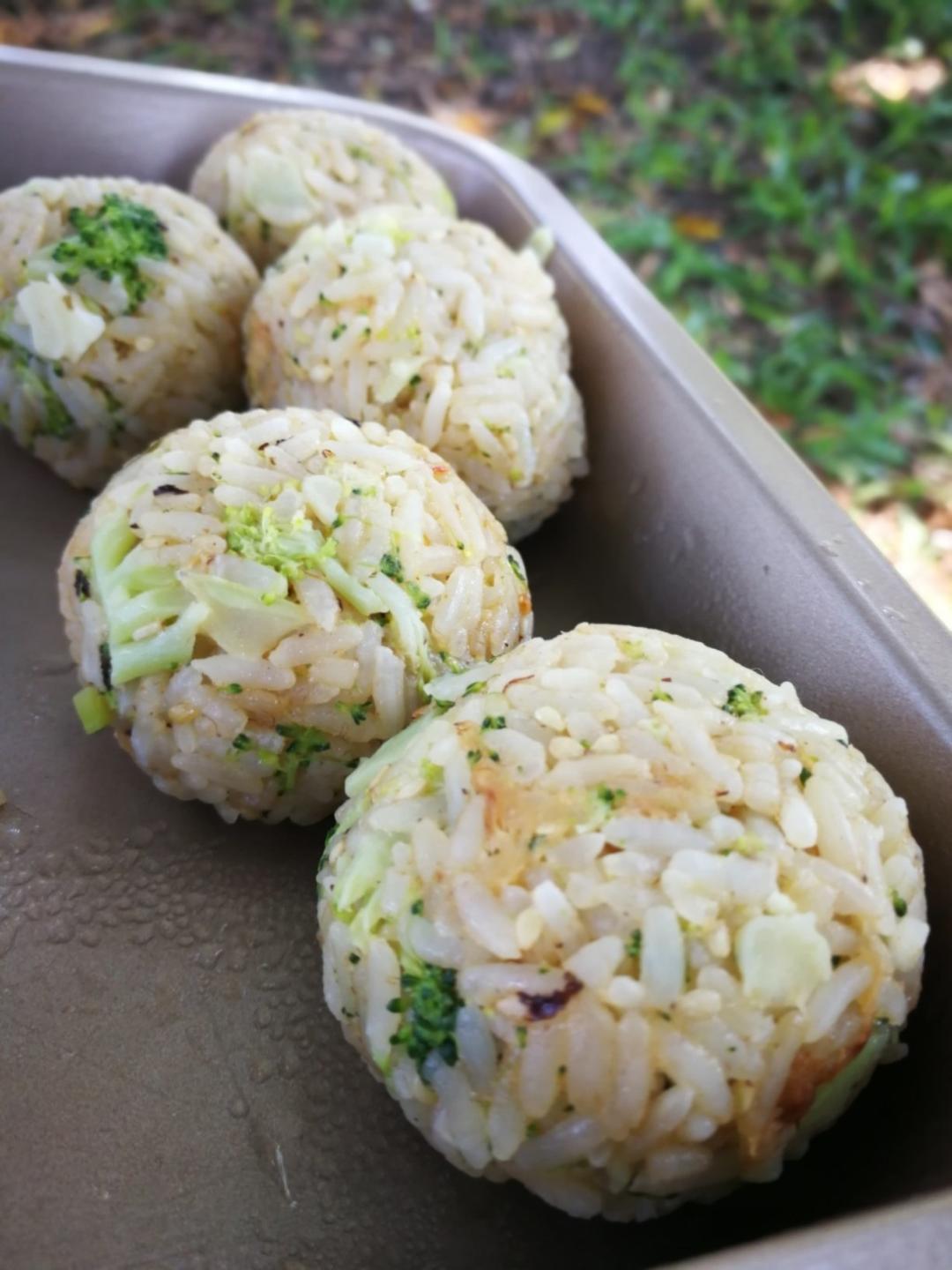 野餐便当：西兰花肉松沙拉饭团
