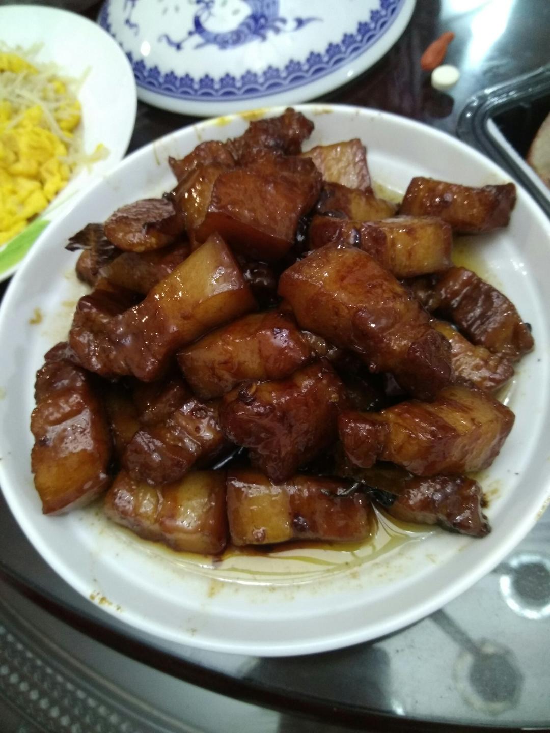 吃着碗里望着锅里的红烧肉