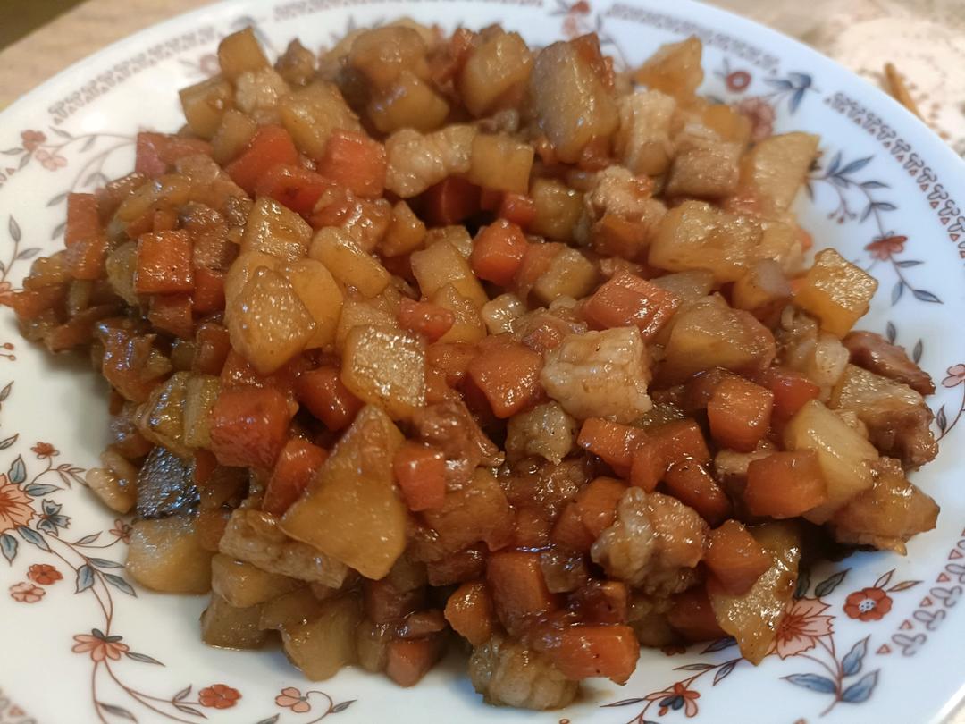 炒三丁（胡萝卜土豆炒肉丁）