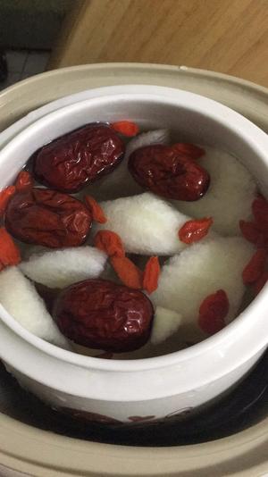 冰糖雪梨红枣枸杞汤的做法 步骤2
