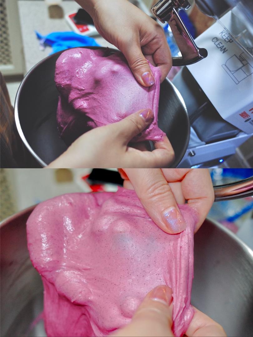 粉色四叶草椰蓉面包