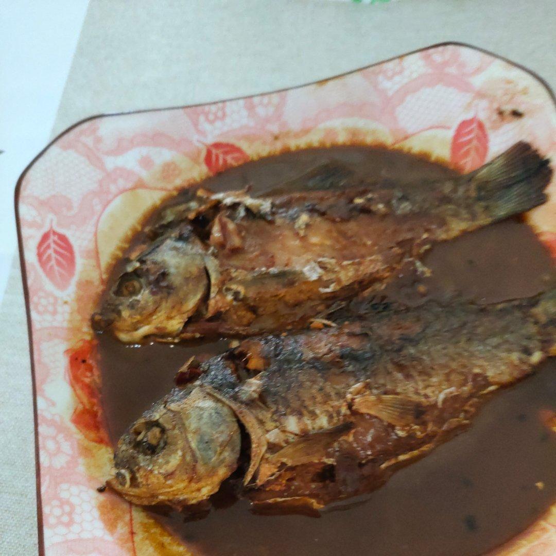全世界最好吃的红烧小鲫鱼，鱼汤拌饭可以吃两碗