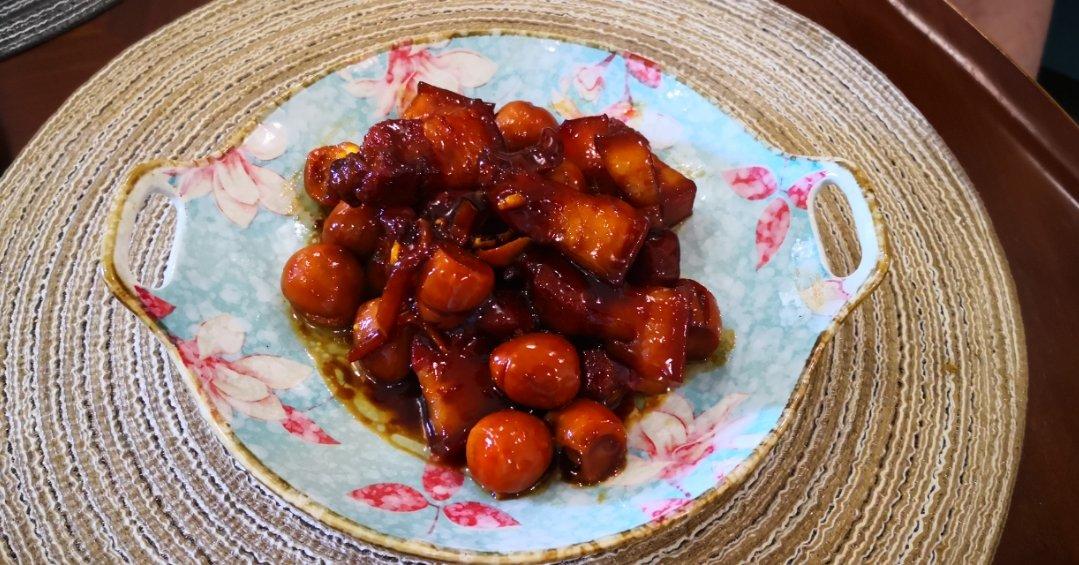 加了鹌鹑蛋后，这盘红烧肉，美味的逆天啦——鹌鹑蛋烧肉（孔瑶食谱）