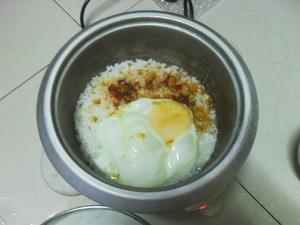 电饭锅油盐鸡蛋饭的做法 步骤3