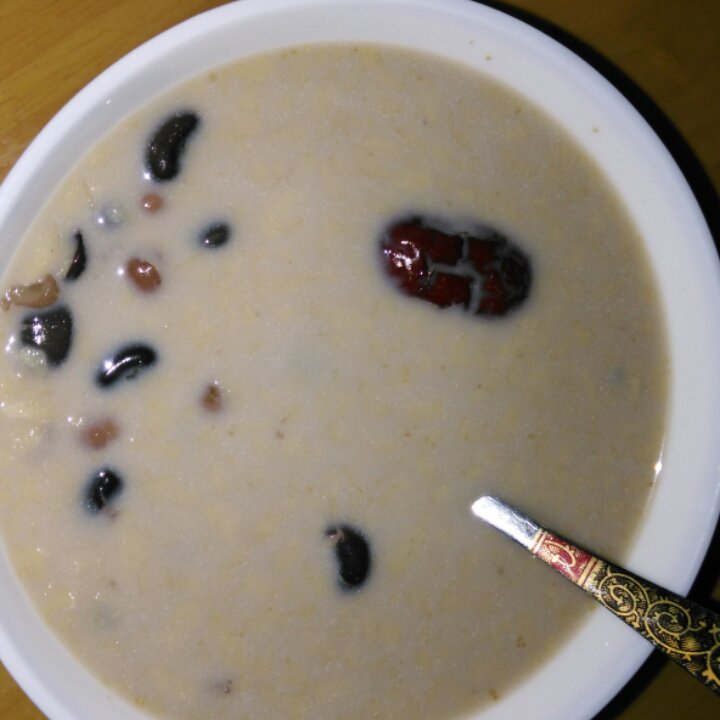 红枣红豆薏仁牛奶粥