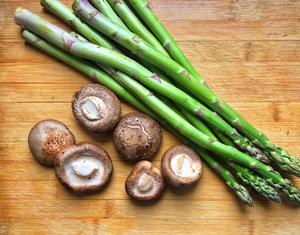 炒｜芦笋炒蘑菇Sauteed Mushrooms with Asparagus的做法 步骤1