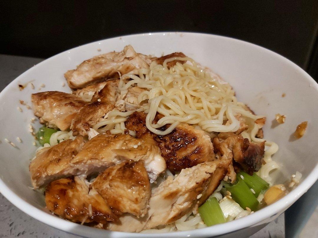 想不好吃都难的——酸甜清爽青柠鸡胸肉凉面！gif小动图