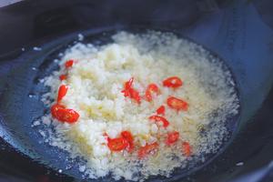 北鼎蒸炖锅食谱—蒸海鲜小咖的做法 步骤2
