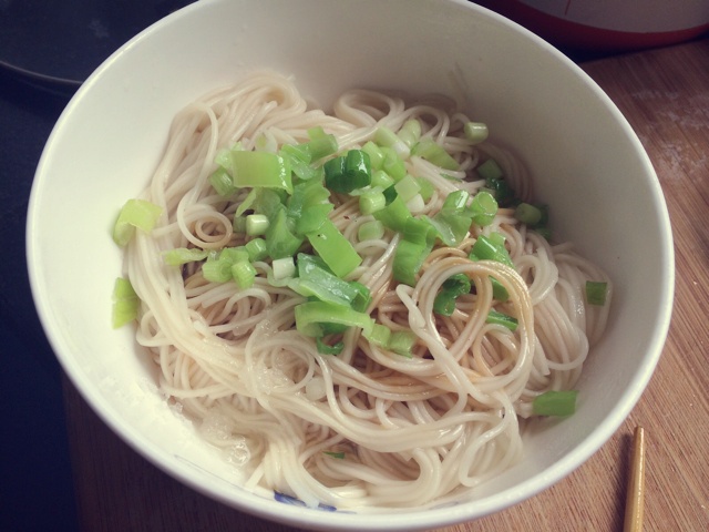 葱爆面—就是汪涵在天天向上里面做的那个啦