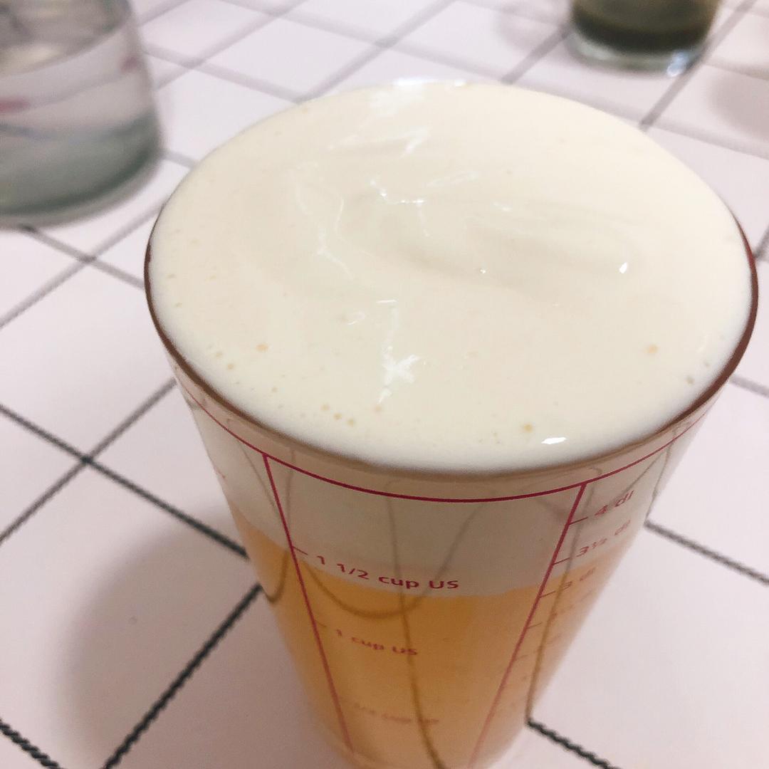 白桃乌龙芝士奶盖茶