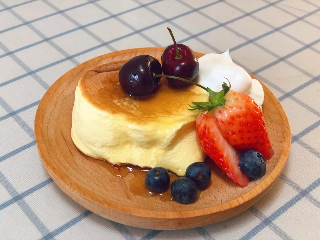 视频【小魔女同款舒芙蕾厚松饼】吃完会飞的儿童节早餐来了