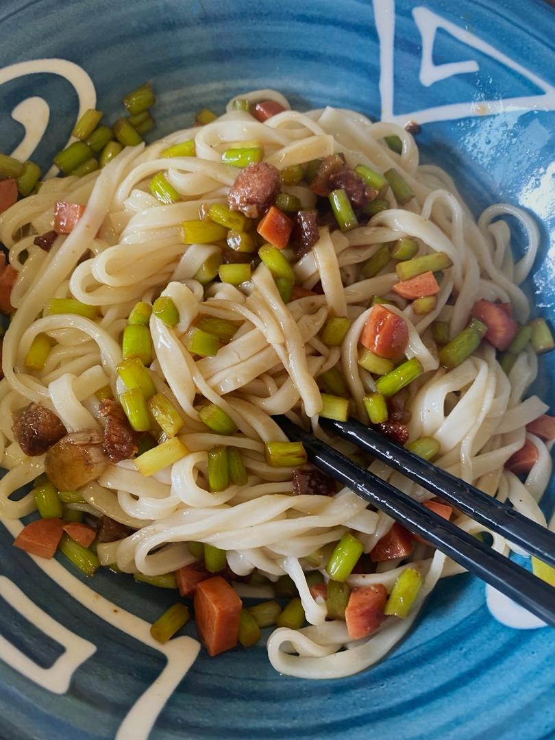 🥳超级入味的蒜苔炒肉