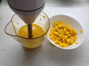 最易制作的芒果冰激淋的做法 步骤2
