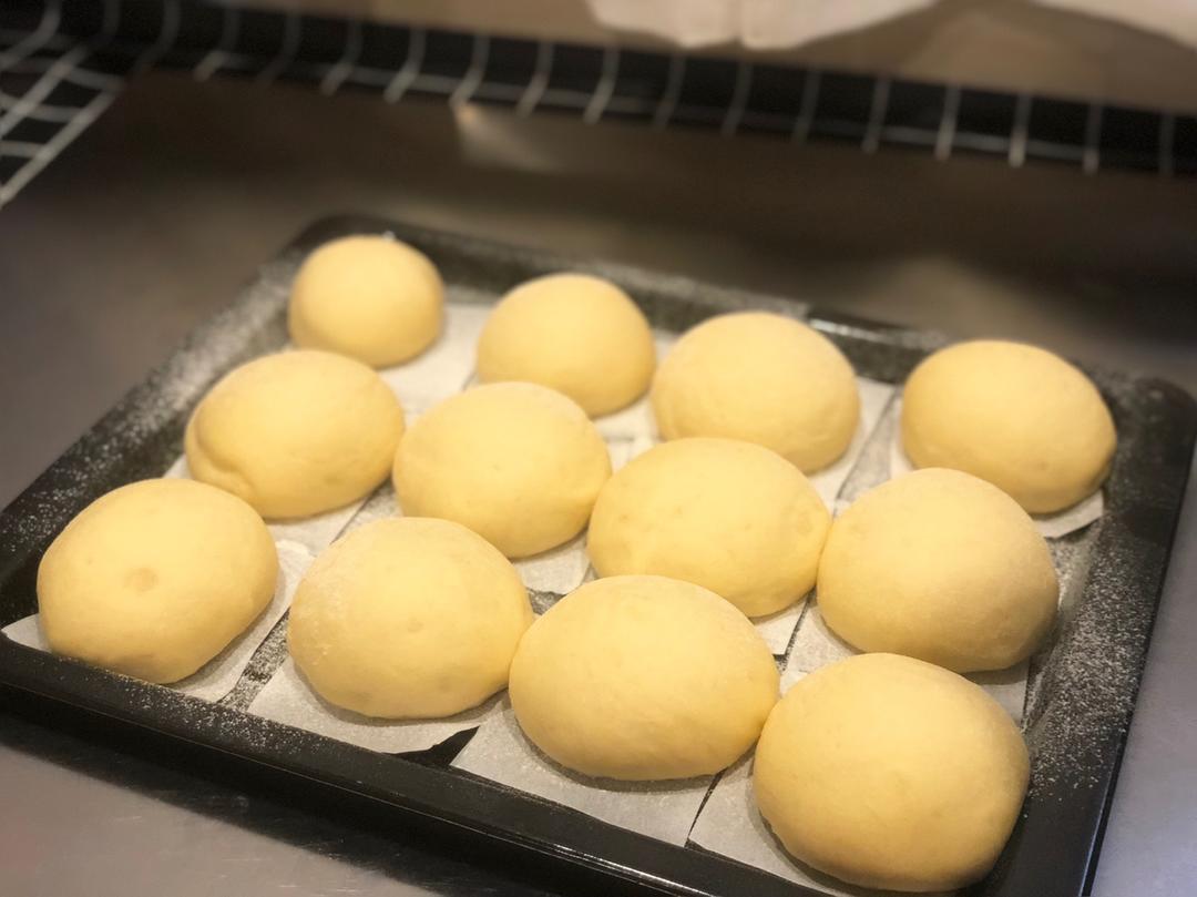 好吃到哭泣的甜甜圈VANILLA CREAM-FILLED DOUGHNUTS