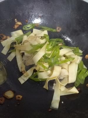 豆豆丶奶油的尖椒炒豆皮的做法 步骤4